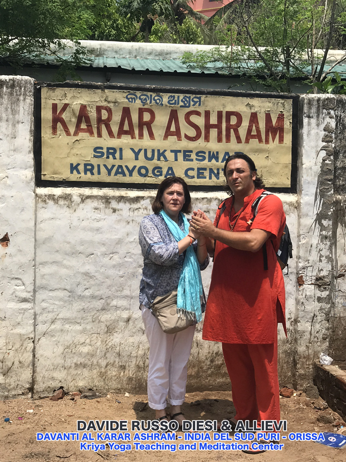 Davide Russo Diesi e Allieva di Kriya Yoga davanti al Karar Ashram